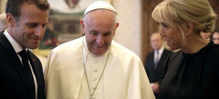 Η Μπριζίτ Μακρόν πήγε στον Πάπα αλλά ξέχασε κάτι να φορέσει (εικόνες)